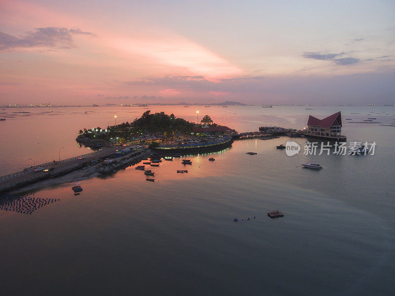 空中景观日落的Koh Loy与城市景观的海边，西拉查，春武里，泰国。